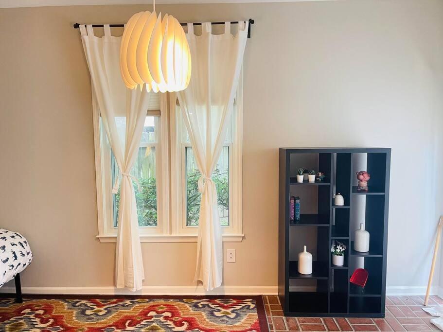 Centrally Located House In High-end Neighborhood