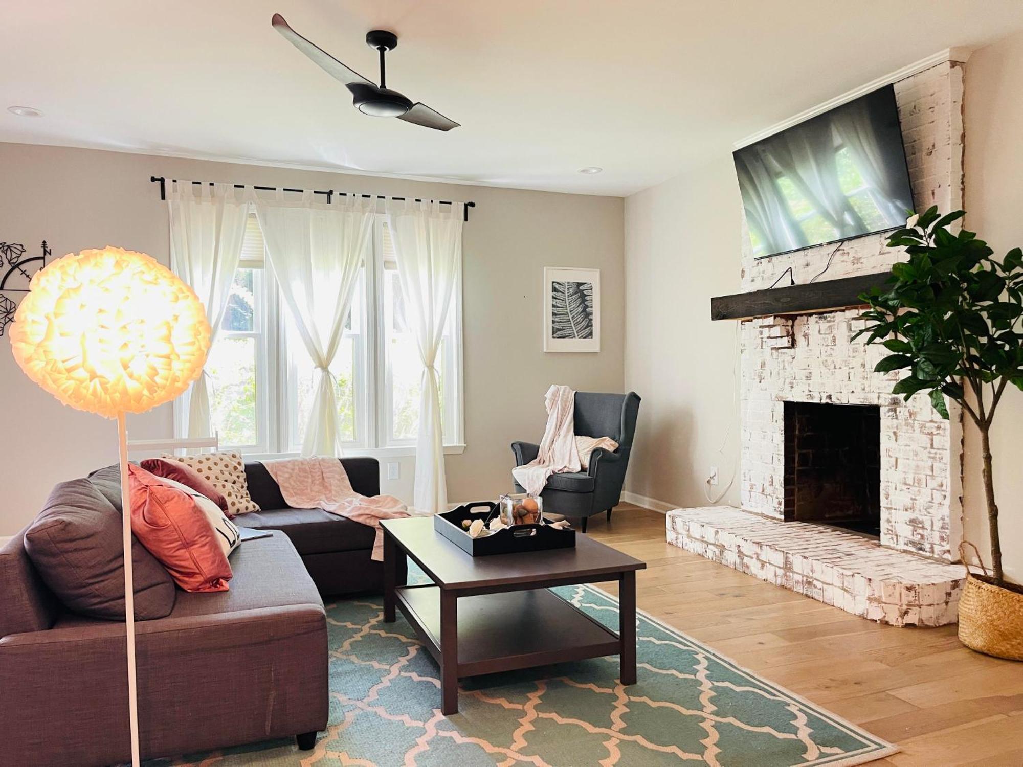 Villa Centrally Located House In High-end Neighborhood *